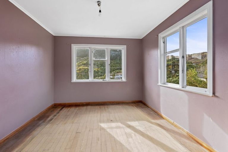 Photo of property in 34 Raroa Terrace, Tawa, Wellington, 5028