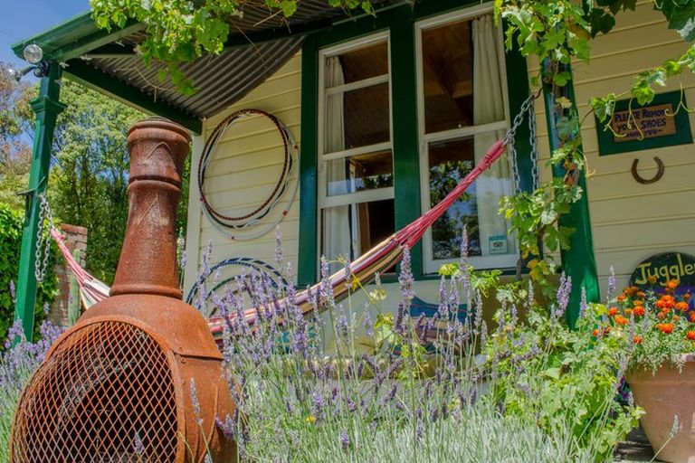 Photo of property in Jugglers Rest Backpackers, 8 Canterbury Street, Picton, 7220