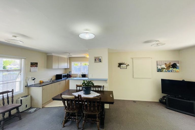 Photo of property in 28 Larissa Avenue, Henderson, Auckland, 0610