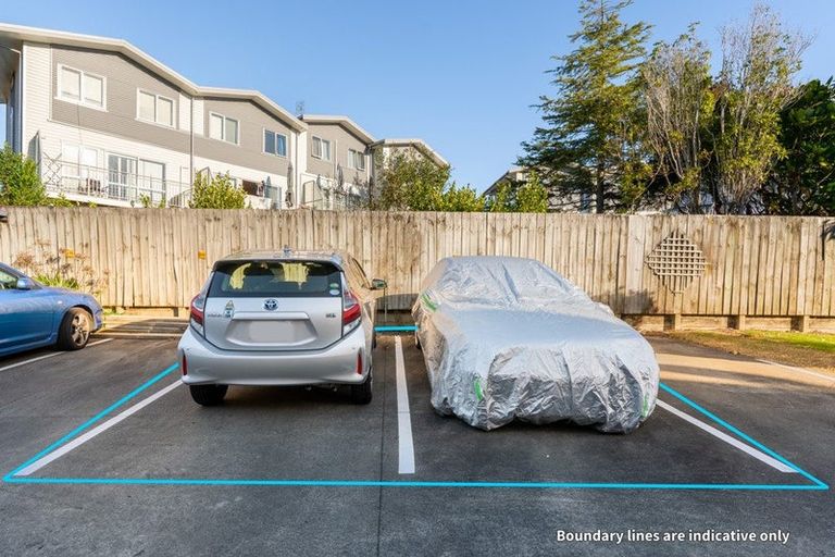 Photo of property in 3/11 John Jennings Drive, Oteha, Auckland, 0632