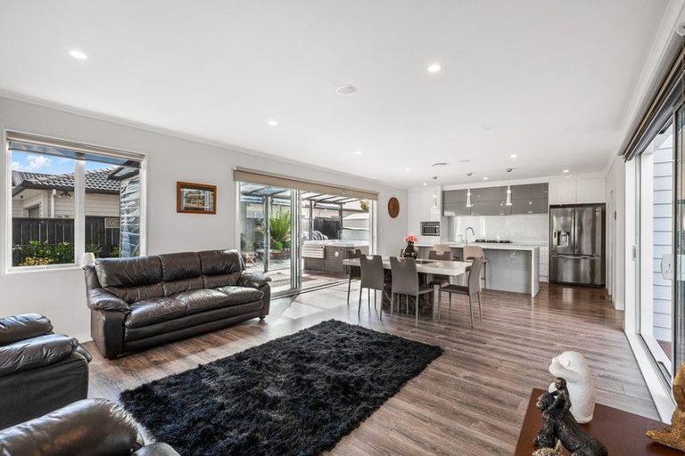 Photo of property in 17 Walter Ruddock Avenue, Kumeu, 0810