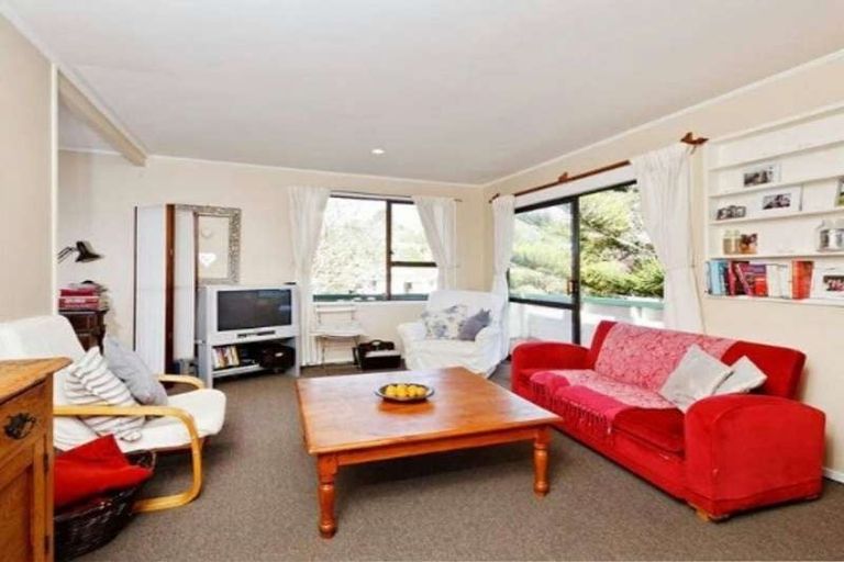 Photo of property in 11 Topliss Drive, Northcross, Auckland, 0632