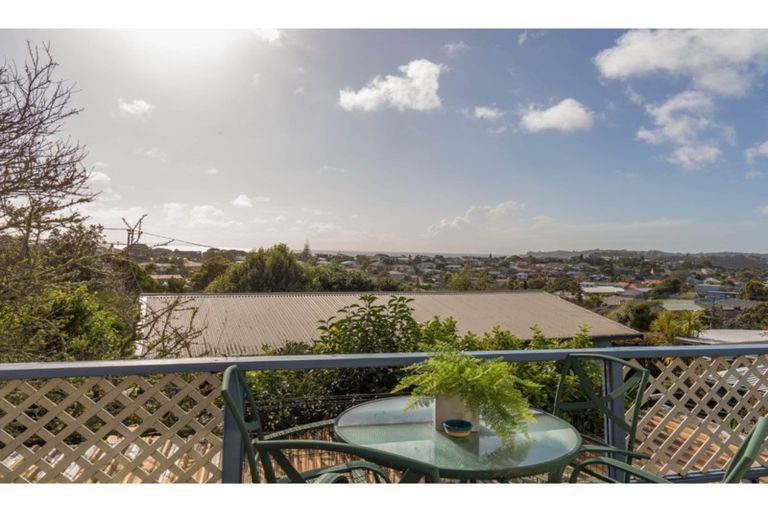 Photo of property in 4 Elliston Crescent, Stanmore Bay, Whangaparaoa, 0932