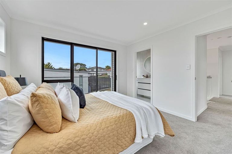 Photo of property in 562b Beach Road, Rothesay Bay, Auckland, 0630