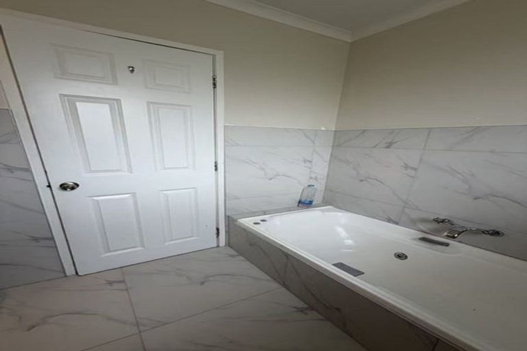 Photo of property in 26 Sunline Avenue, Massey, Auckland, 0614