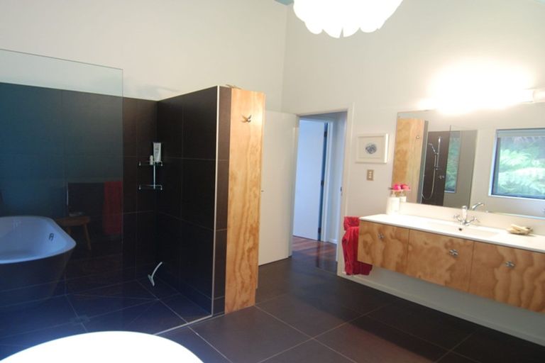 Photo of property in 5 Waikarekare Lane, Karekare, New Lynn, 0772