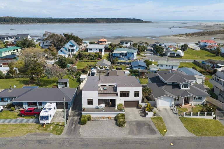 Photo of property in 8 Roore Street, Foxton Beach, Foxton, 4815