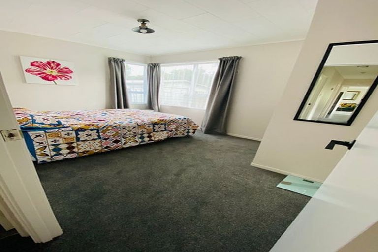 Photo of property in 52 Allington Road, Massey, Auckland, 0614