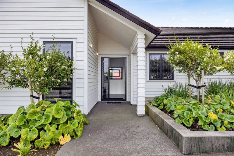 Photo of property in 6 Pebble Beach Court, Waiwhakaiho, New Plymouth, 4312