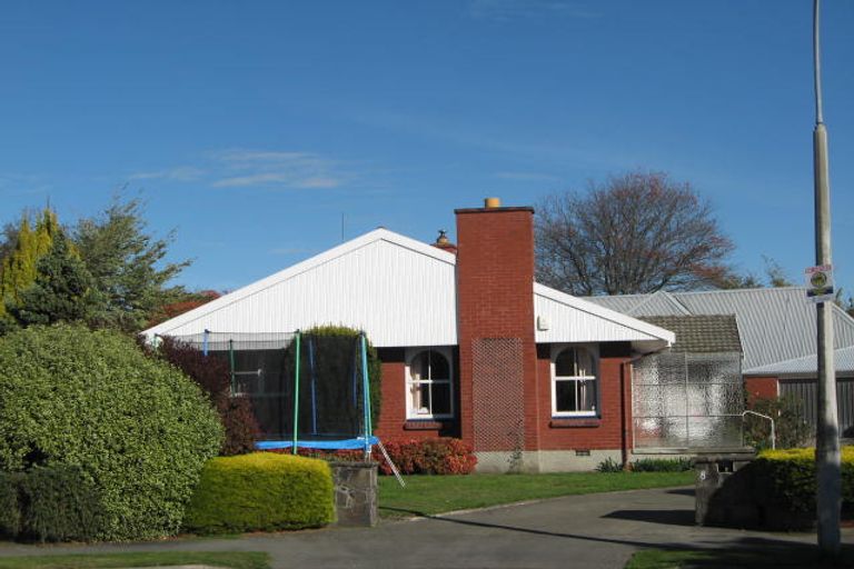 Photo of property in 8 Ladbrokes Place, Fendalton, Christchurch, 8052