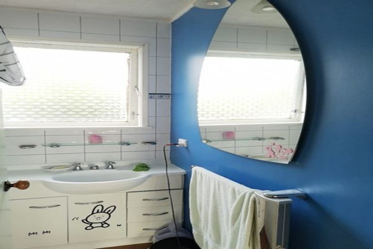 Photo of property in 1 Nan Place, Pakuranga Heights, Auckland, 2010