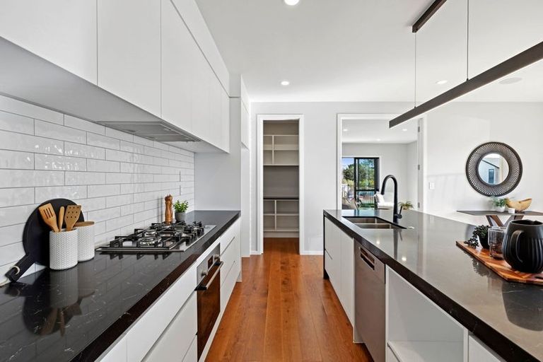 Photo of property in 11 Lewis Younie Road, Kumeu, 0810