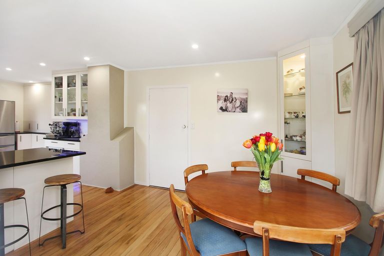 Photo of property in 37 Derwent Crescent, Titirangi, Auckland, 0604