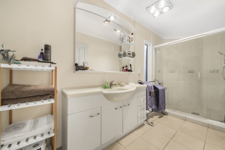 Photo of property in 18 Reremanu Place, Weymouth, Auckland, 2103