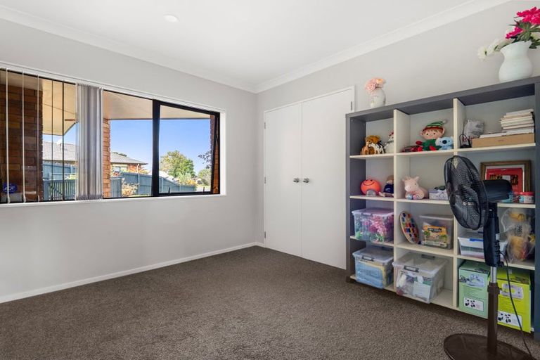 Photo of property in 11 Saralee Drive, Manurewa, Auckland, 2105