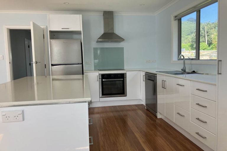 Photo of property in 63 Breaker Bay Road, Breaker Bay, Wellington, 6022