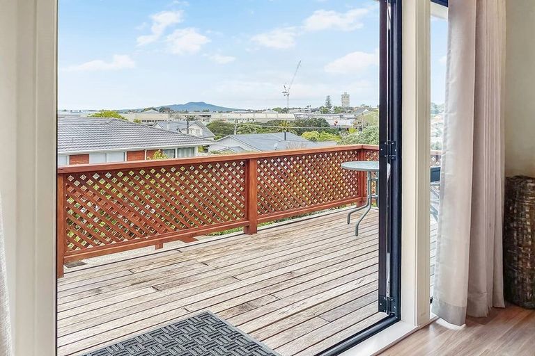Photo of property in 3 Wolsley Avenue, Milford, Auckland, 0620