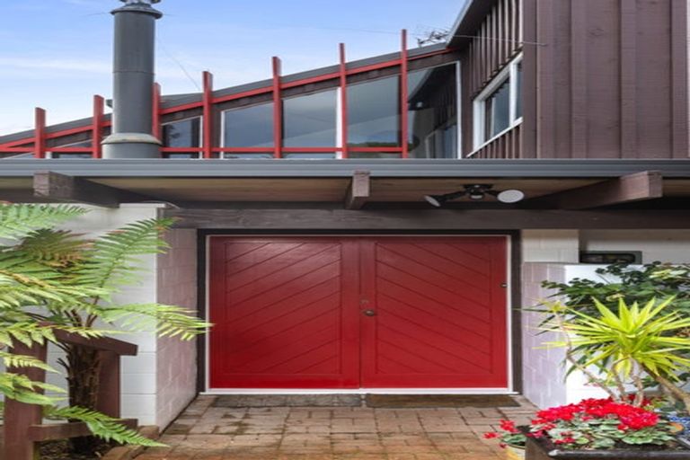 Photo of property in 18 Miraka Place, Birkenhead, Auckland, 0626