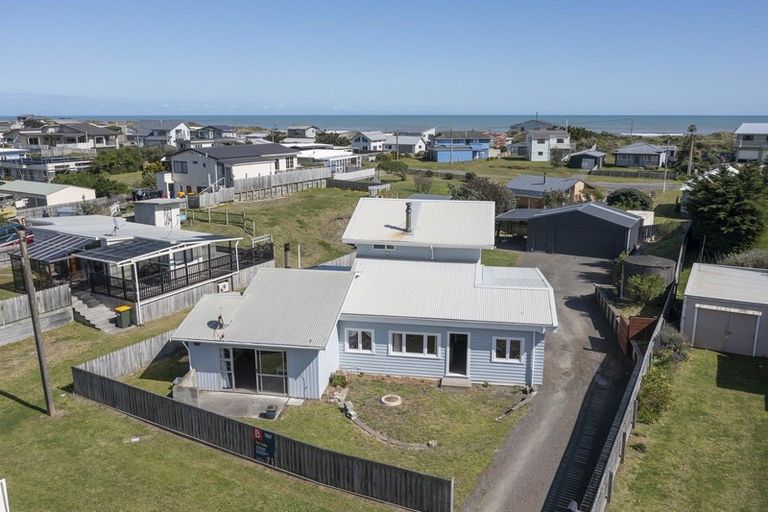 Photo of property in 14 Brown Terrace, Foxton Beach, Foxton, 4815
