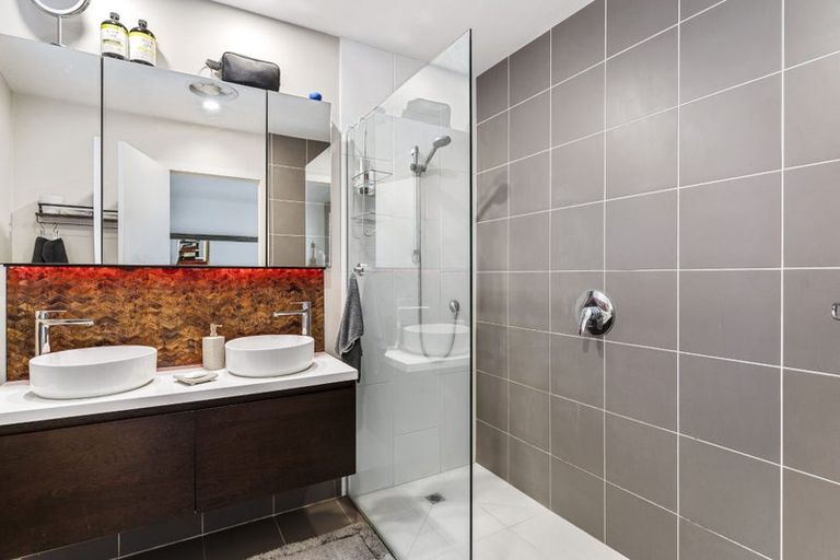 Photo of property in 11a Wernham Place, Northcote, Auckland, 0626