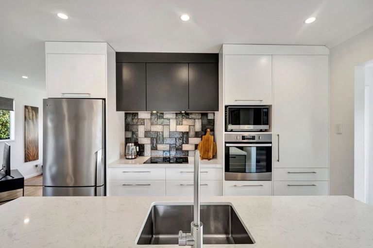 Photo of property in 18 Karaka Road, Kawakawa Bay, Papakura, 2585