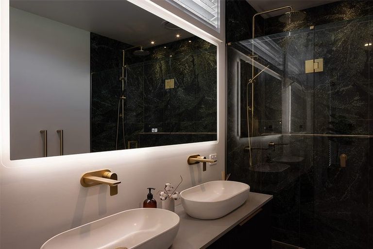 Photo of property in 70 Oak Road, Poraiti, Napier, 4112