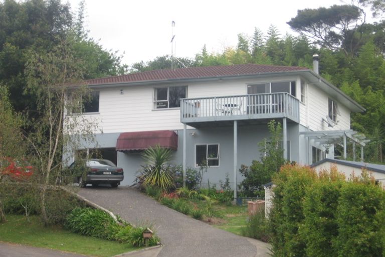 Photo of property in 13 Embassy Place, Glenfield, Auckland, 0629