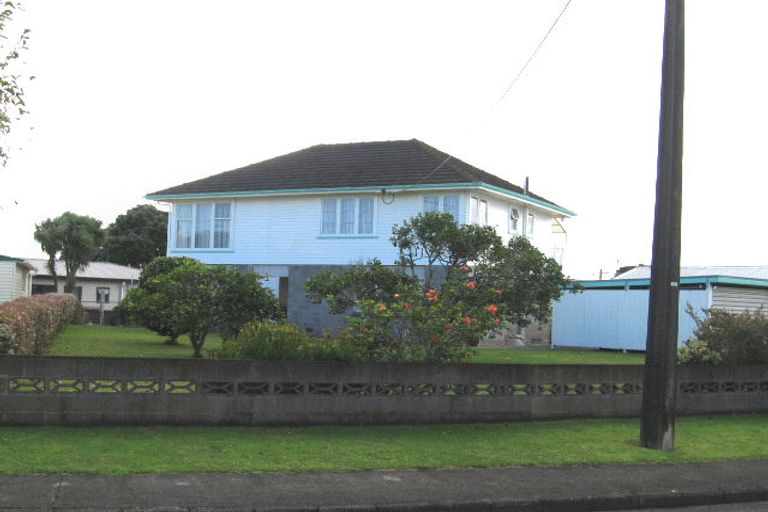 Photo of property in 24 Ward Crescent, Te Atatu Peninsula, Auckland, 0610