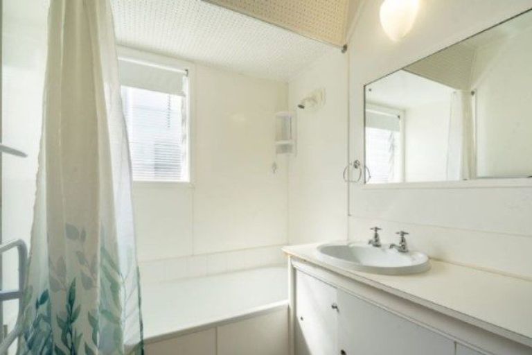 Photo of property in 106 Eversleigh Road, Belmont, Auckland, 0622
