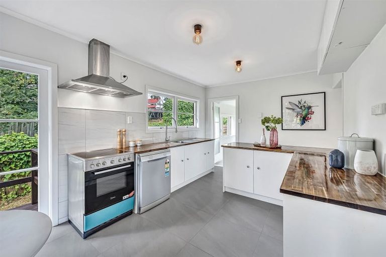 Photo of property in 1/11 Glenfern Road, Mellons Bay, Auckland, 2014