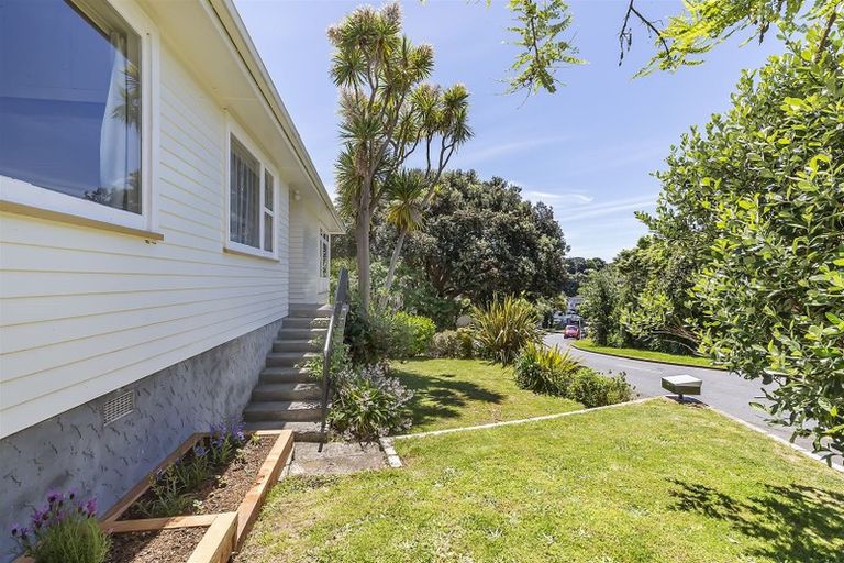 Photo of property in 28 Oak Avenue, Paremata, Porirua, 5024