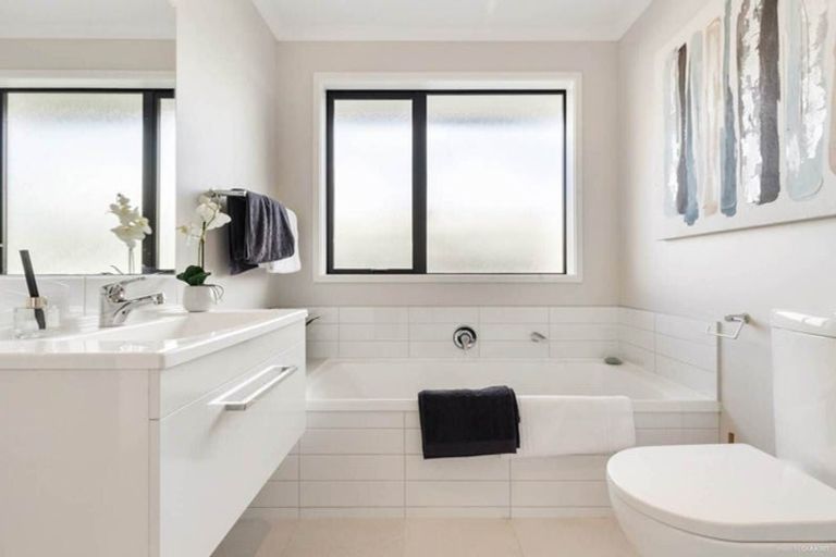 Photo of property in 26 Metoriti Crescent, Karaka, 2124