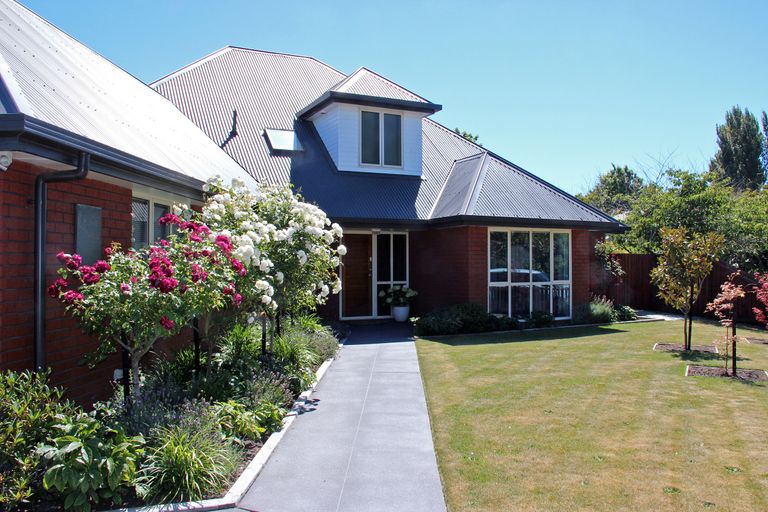 Photo of property in 11 Thornwood Place, Redwood, Christchurch, 8051