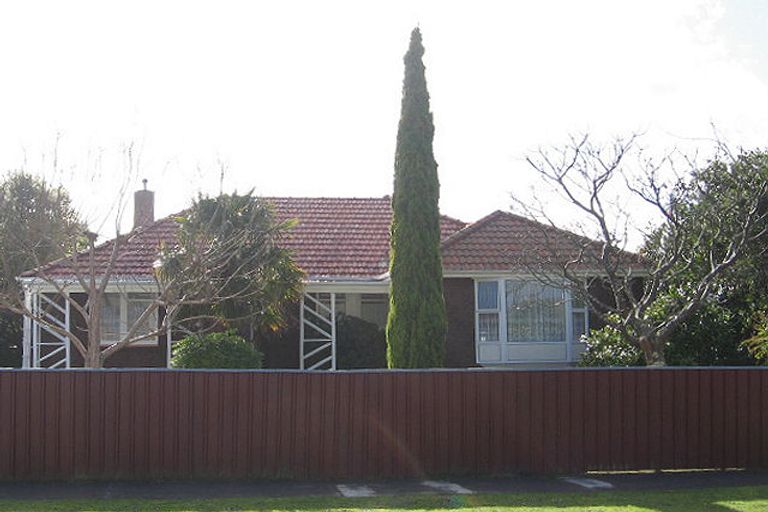 Photo of property in 42 Crewe Crescent, Hokowhitu, Palmerston North, 4410