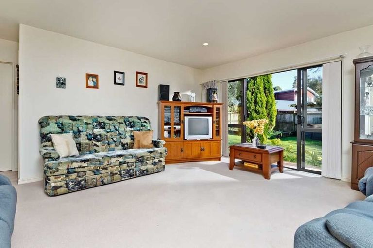 Photo of property in 16 Fearnley Grove, Albany, Auckland, 0632