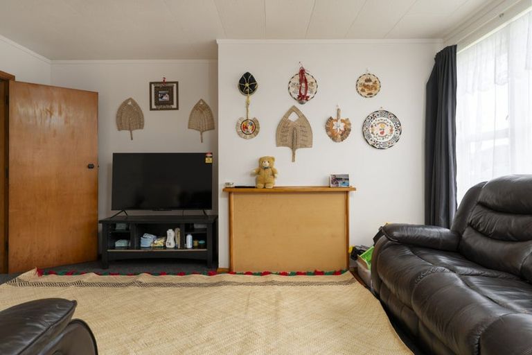 Photo of property in 35 Cornwall Crescent, Cannons Creek, Porirua, 5024