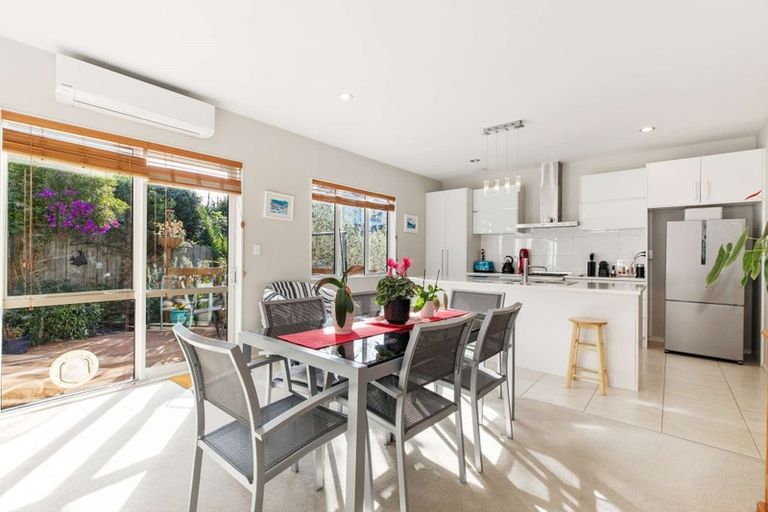 Photo of property in 2 Jammen Drive, Massey, Auckland, 0614