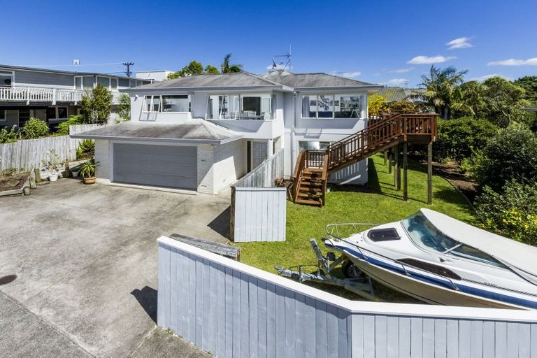 Photo of property in 2/133 Carlisle Road, Northcross, Auckland, 0632
