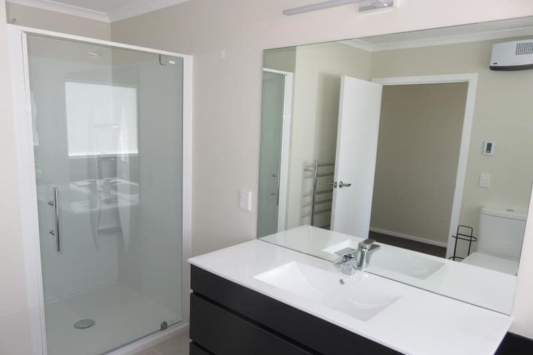 Photo of property in 18a Carluke Street, Paparangi, Wellington, 6037