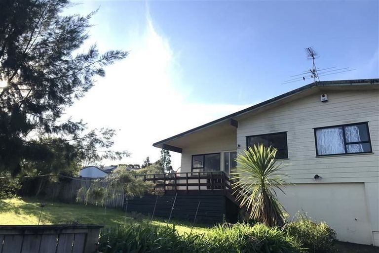 Photo of property in 8 Fitzherbert Avenue, West Harbour, Auckland, 0618