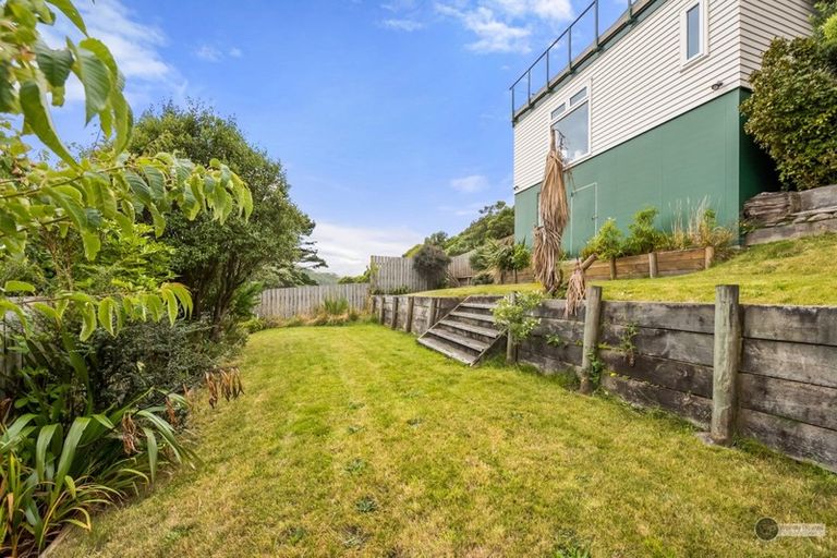Photo of property in 5 Honeysuckle Grove, Maungaraki, Lower Hutt, 5010