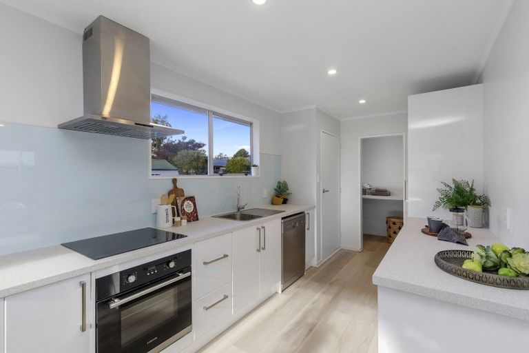 Photo of property in 24 Hartford Crescent, Totara Park, Upper Hutt, 5018