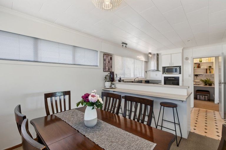 Photo of property in 11a Longview Drive, Merrilands, New Plymouth, 4312
