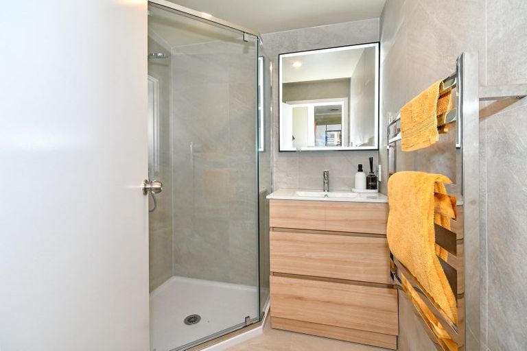 Photo of property in 21 Hatherlow Street, Glenfield, Auckland, 0629