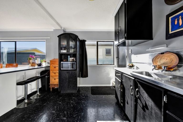 Photo of property in 84 Pioneer Road, Moturoa, New Plymouth, 4310