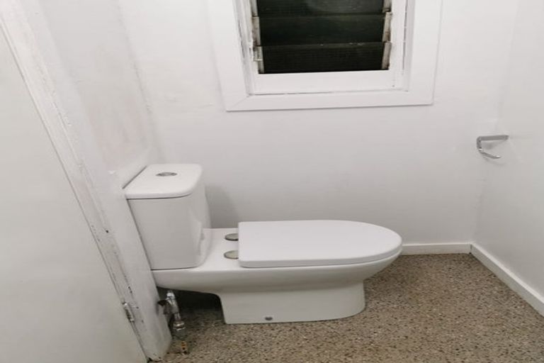 Photo of property in 88 Newlands Road, Newlands, Wellington, 6037