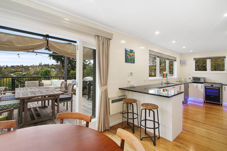 Photo of property in 37 Derwent Crescent, Titirangi, Auckland, 0604