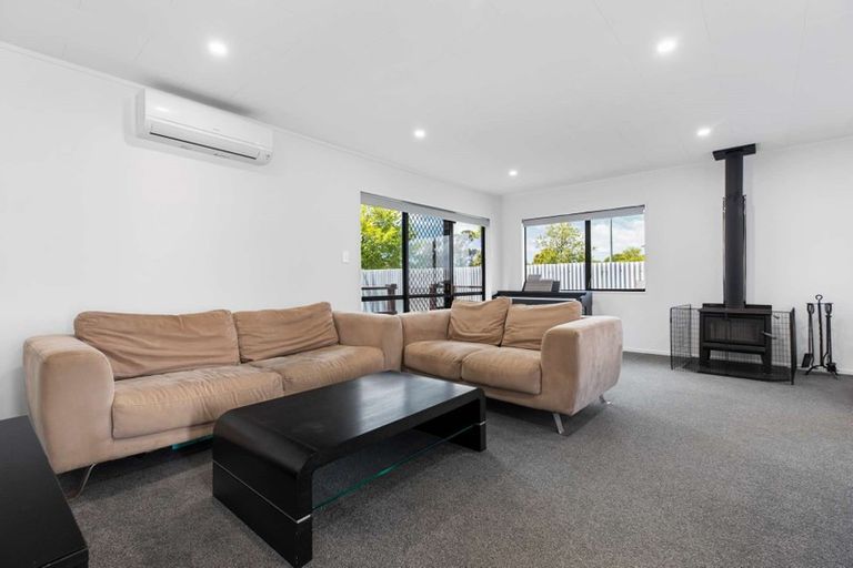 Photo of property in 2/8 Celmisia Place, Weymouth, Auckland, 2103