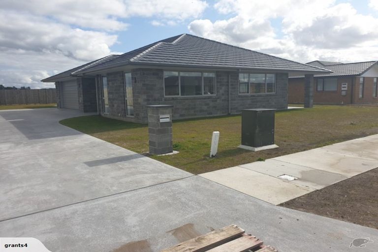 Photo of property in 30 Kaurinui Crescent, One Tree Point, 0118