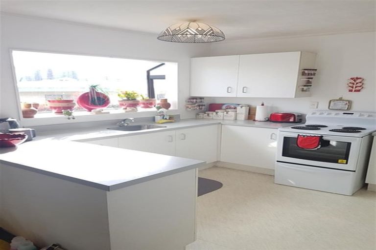 Photo of property in 1a Christina Avenue, Te Atatu South, Auckland, 0602